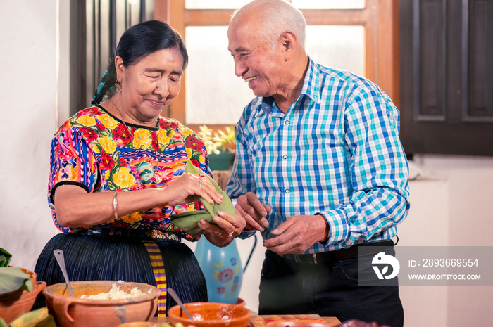 Los abuelos indígenas felices hacen tamales, un plato tradicional para los sábados y Navidad.