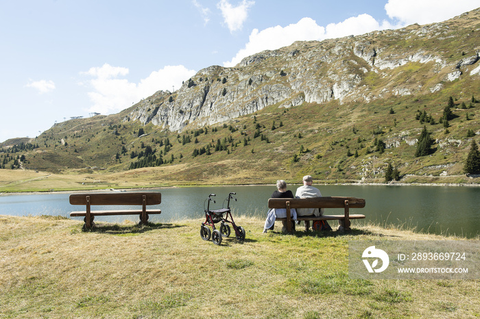 Behinderte mit Rollator am Bettmersee, Bettmeralp, Wallis, Schweiz