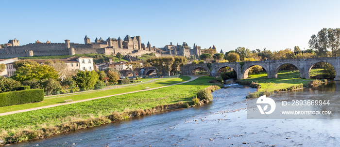 panorama de la cité médiévale de Carcassonne et son vieux pont, Aude, France