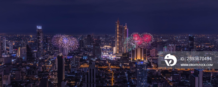 泰国曼谷上空美丽烟花的全景