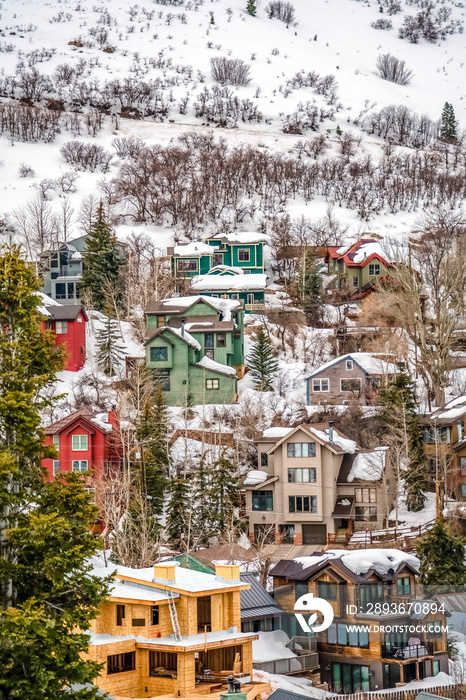 犹他州帕克城一座冬天下雪的山上可爱的多层房屋