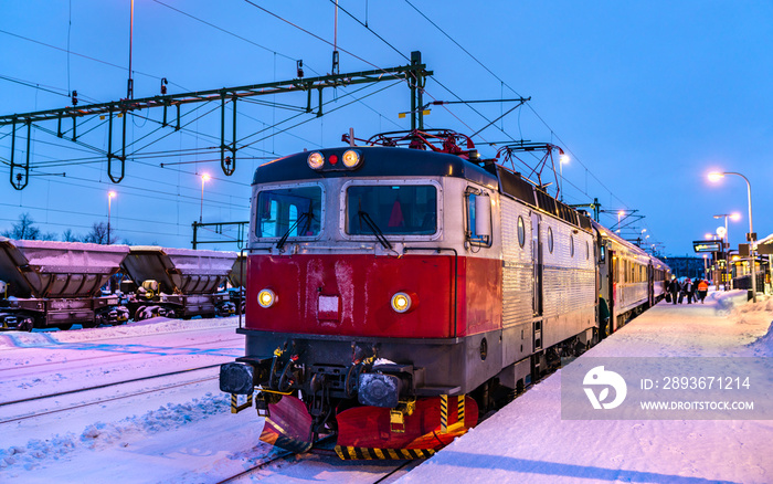 瑞典拉普兰基鲁纳火车站的旅客列车