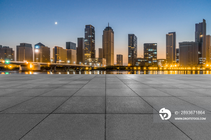 现代建筑正面空砖地面夜景