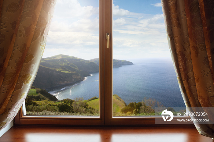 关上窗户，外面有美丽的风景，可以欣赏自然风光，度假和休息。阳光明媚的夏天或春天