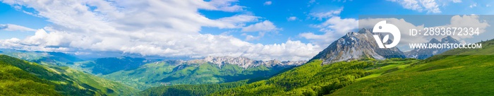 黑山科莫维山上风景如画。