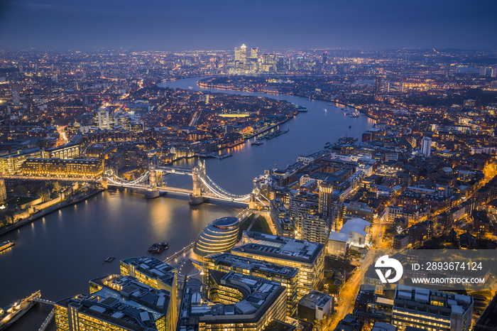 英国伦敦-伦敦天际线景观，包括标志性的塔桥、伦敦塔和sk