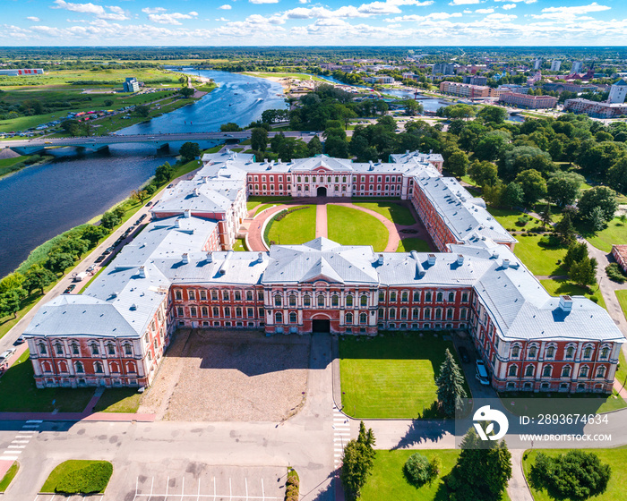 阳光下城市耶尔加瓦、利卢佩河和拉脱维亚农业大学的全景