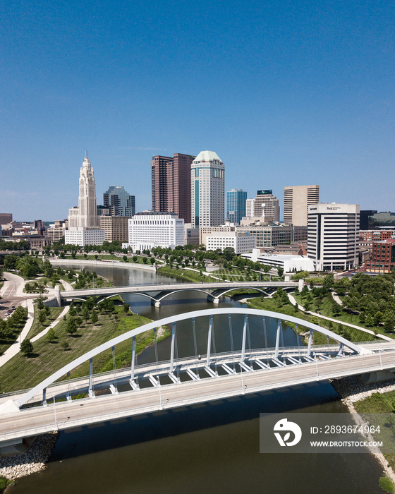 哥伦布-俄亥俄州天际线鸟瞰图，桥尽收眼底