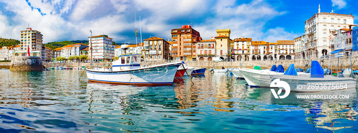 西班牙沿海城镇。Castro Urdiales.Cantabria.Fishing village and Boat dock.Scenic seascape.tour