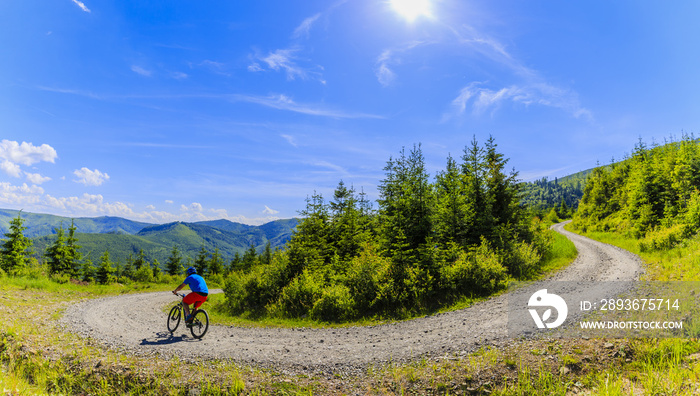 山地自行车手在夏季山地森林景观中骑自行车。男子自行车山地车户外运动ac