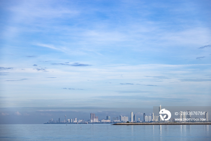 全景大城市，有天空和大海。泰国芭堤雅城市天空景观背景