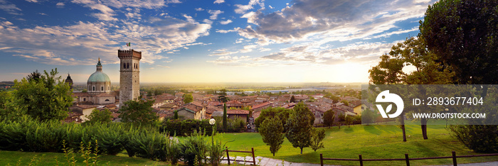 意大利布雷西亚省的一个城镇和社区Lonato del Garda的美丽日落景色
