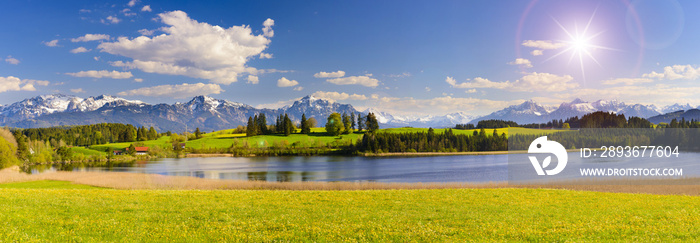 Panorama Landschaft in Bayern mit Berge der Alpen und See im Allgäu