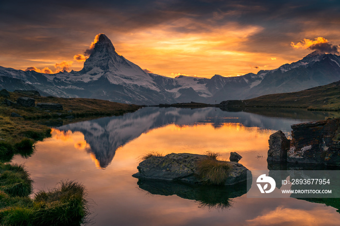 Sonnenuntergang über dem Matterhorn, Zermatt, Schweiz