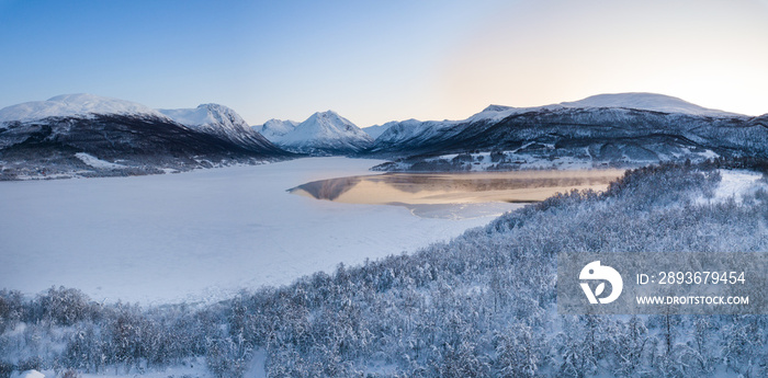 日落时挪威冰雪湖的无人机鸟瞰图
