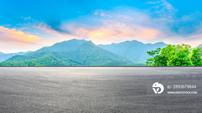 日落时的赛道道路和青山自然景观，全景。