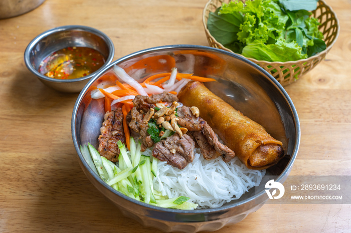 著名的越南美食米粉、烤猪肉和蔬菜