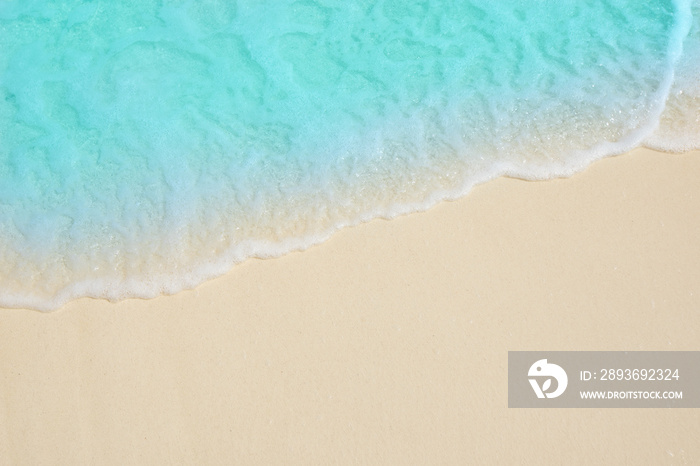 背景是马尔代夫海滩上蓝色海洋的柔和波浪。