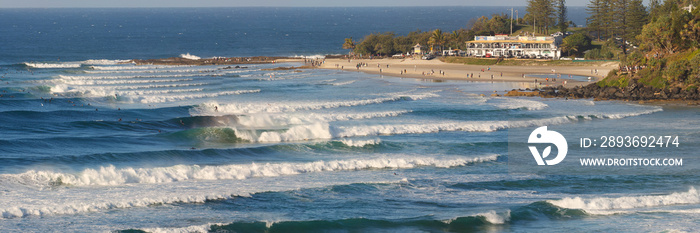 Snapper Rocks，澳大利亚黄金海岸最南端的标志性冲浪点和海滩