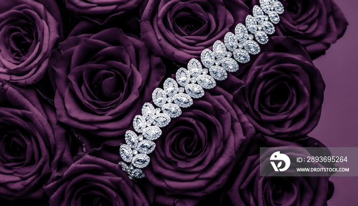 奢华钻石珠宝手镯和紫色玫瑰花，情人节爱心礼物和珠宝