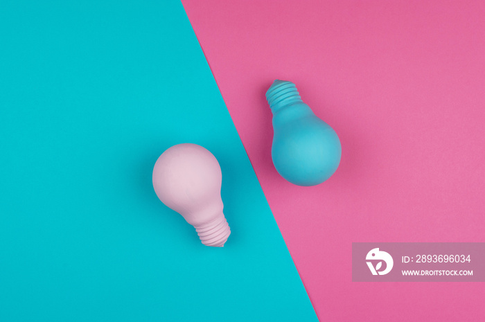 粉色和蓝色灯泡背景相同。极简主义艺术风格。创意概念