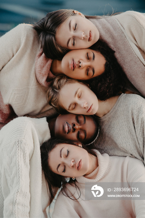 来自五位女性的多种族群体画像。