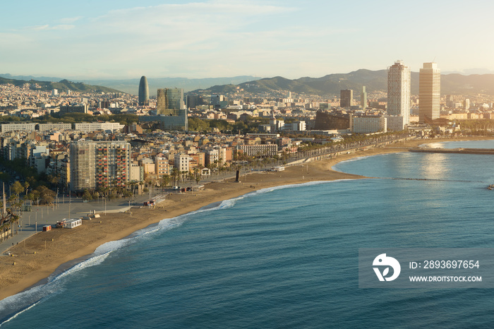 西班牙巴塞罗那海滨夏日巴塞罗那海滩鸟瞰图。年地中海