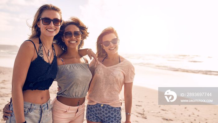 海边的三位年轻女性朋友