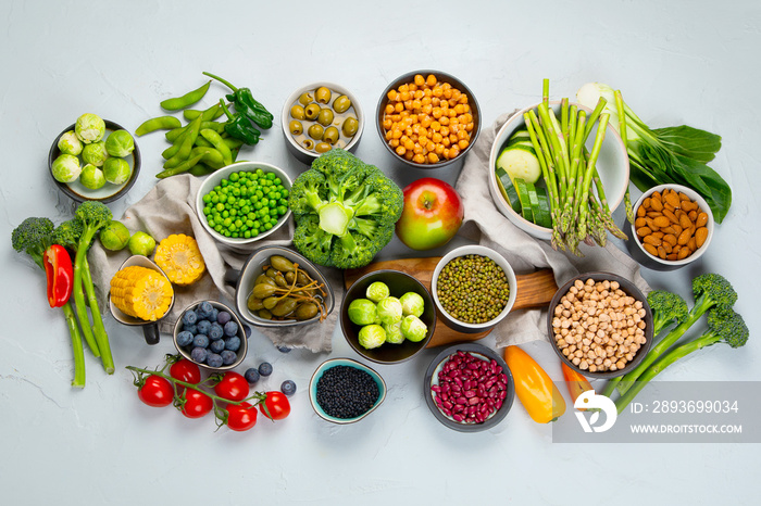 健康的植物性食品，浅灰色背景下的最佳蛋白质来源。