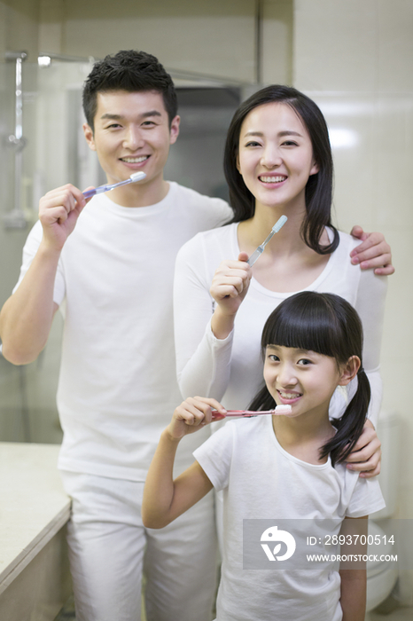快乐的年轻家庭刷牙