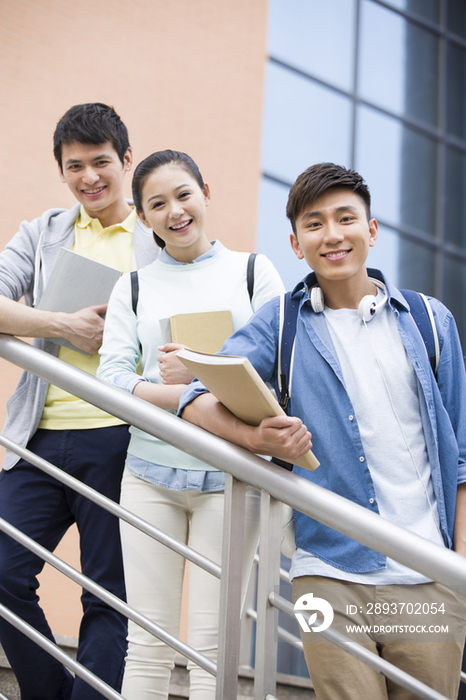 图书馆外的大学生同学