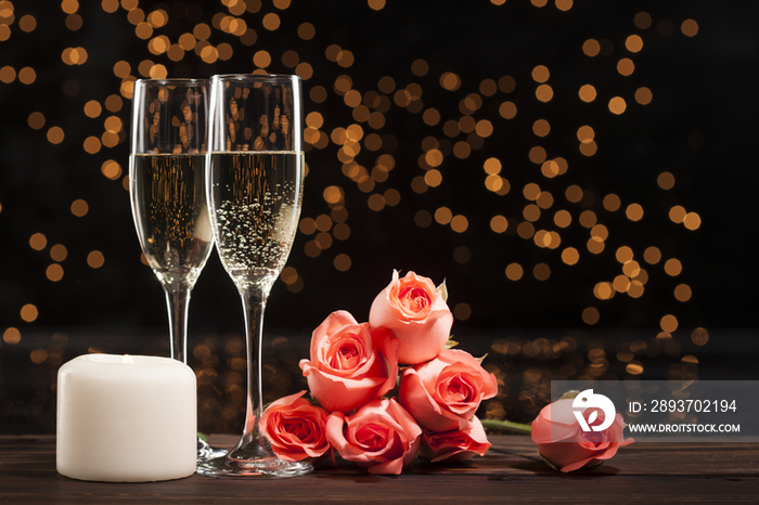 浪漫的香槟蜡烛和玫瑰