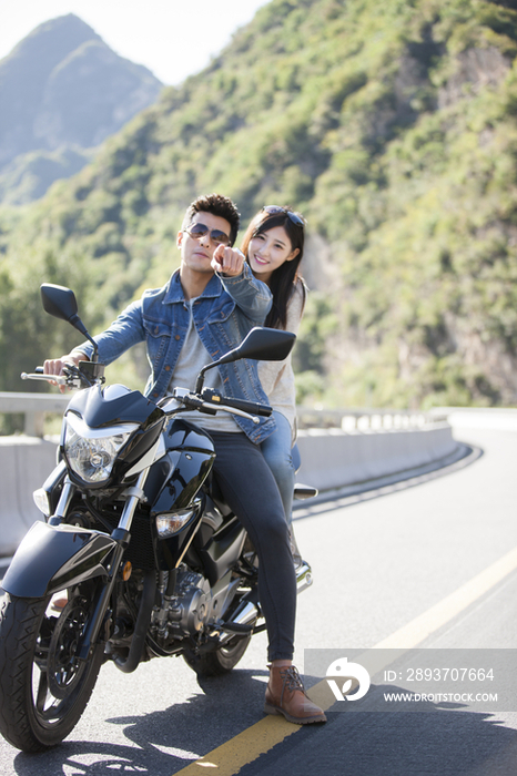 年轻情侣骑摩托车兜风