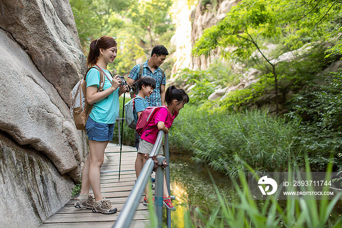 快乐的年轻家庭户外徒步旅行