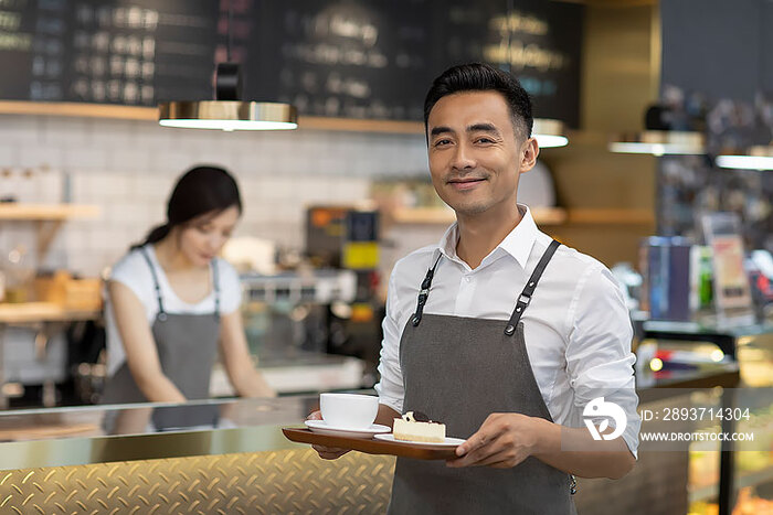 夫妻俩在咖啡店工作