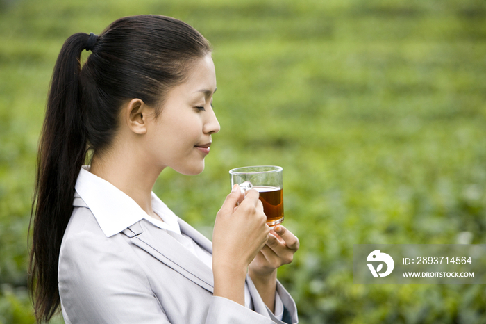 商务女士在茶园喝茶