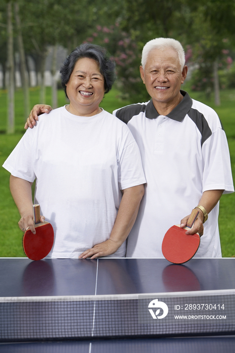 老年夫妇打乒乓球