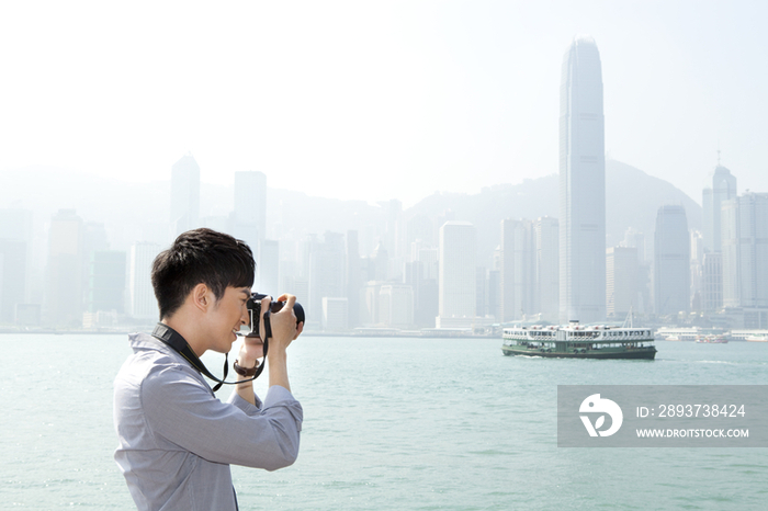 年轻男子在香港拍照