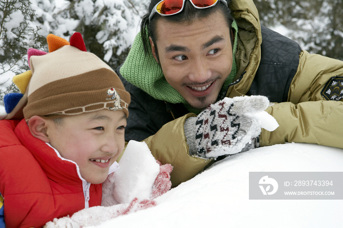 快乐父子打雪仗