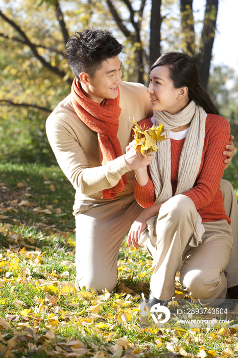 青年夫妇的秋日浪漫