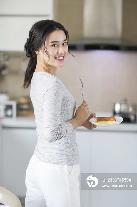 年轻女子在家吃早餐