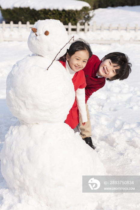 快乐的孩子们堆雪人