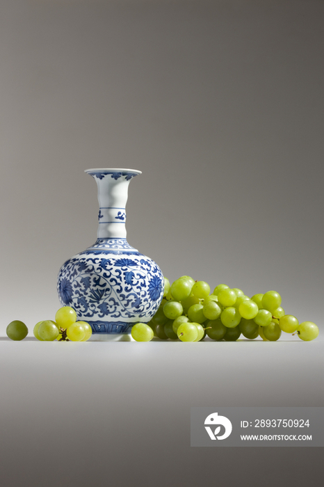 绿葡萄和中国青花瓷