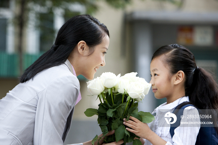 小女孩给妈妈送花