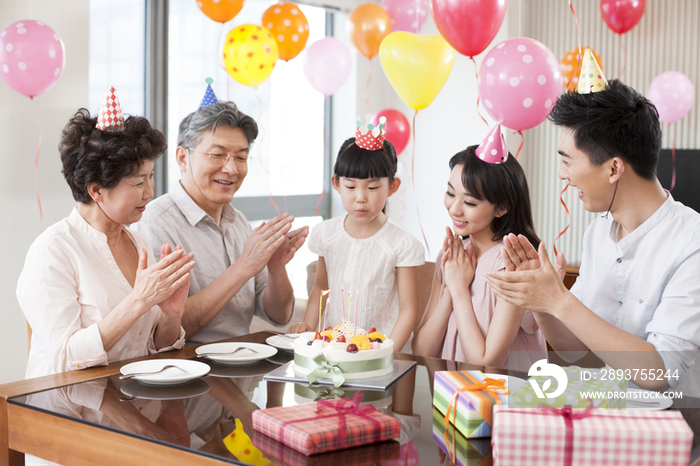 快乐家庭庆祝生日