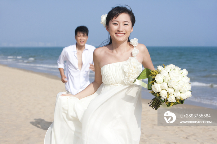 海滩浪漫婚纱情侣