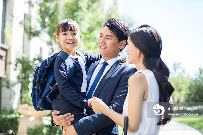 年轻父母送孩子去上学