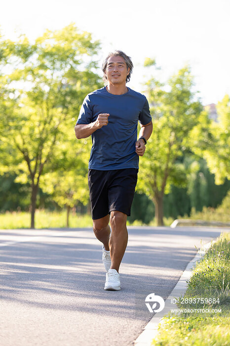 开心的中老年男子在公园跑步