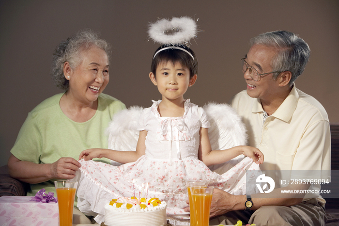 一家人庆祝生日