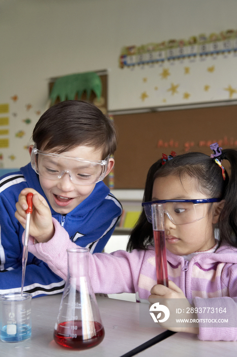 小学生们做实验